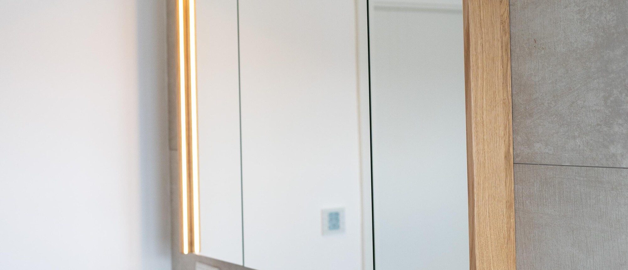 Spiegelschrank  mit indirekter Beleuchtung – Bild 2