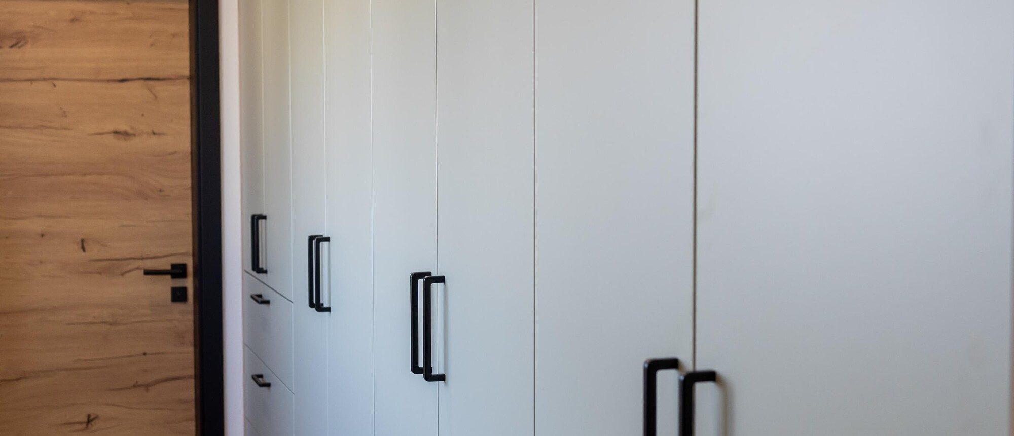 Raumhoher Einbauschrank – Bild 2