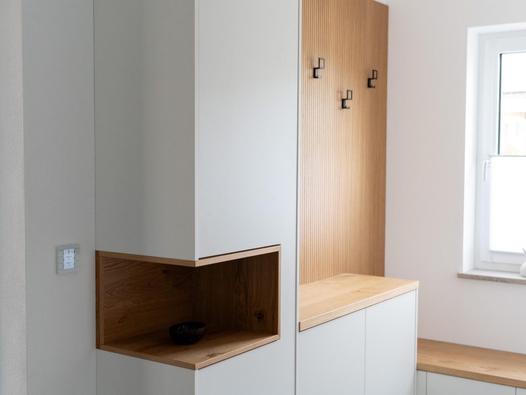 Garderobe mit Sitzbank, Hakenleiste und offenem Holzfach – Schreinerei Niederreiter