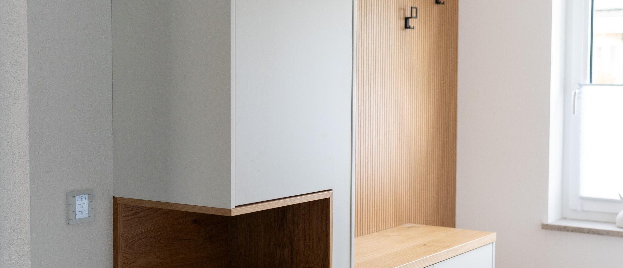 Garderobe mit Akzenten in Eiche – Bild 2