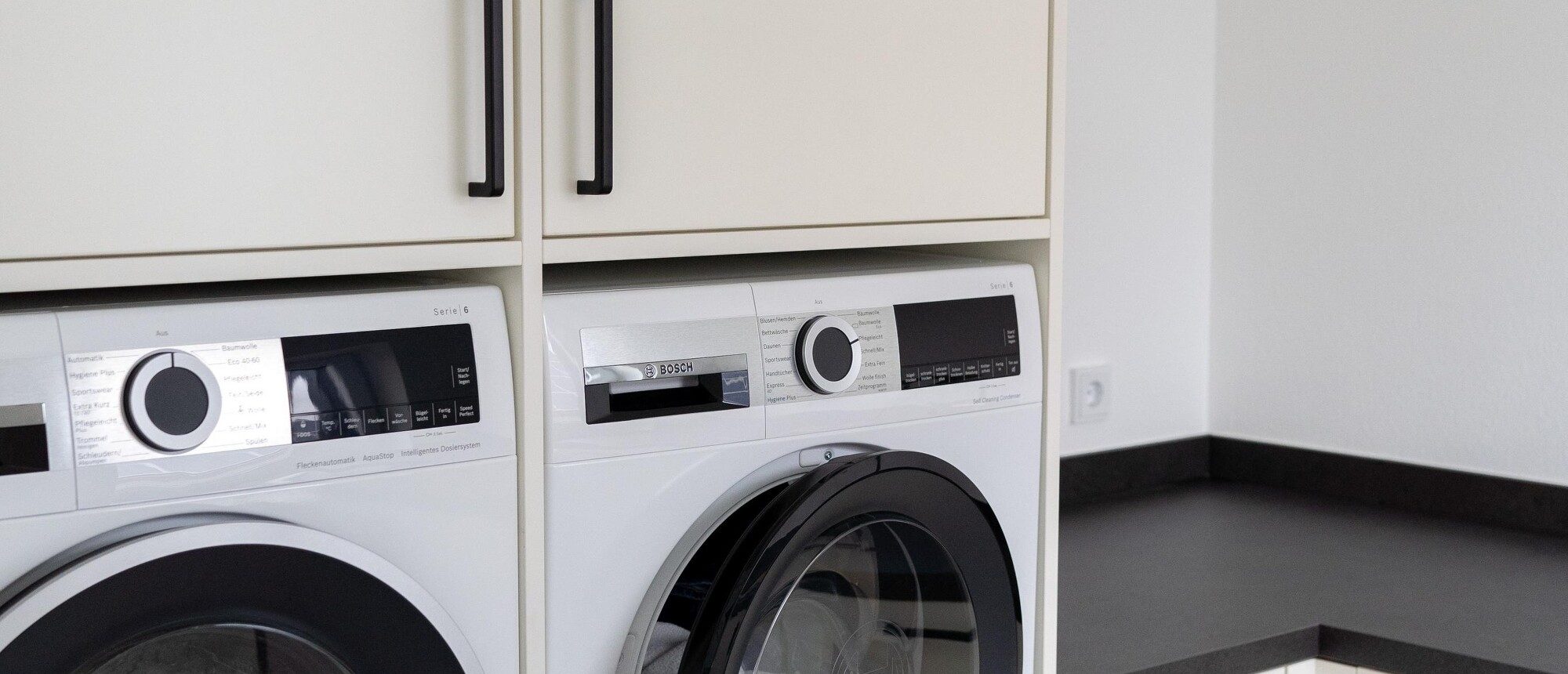 Hauswirtschaftsraum mit hochgesetzter Waschmaschine – Bild 2