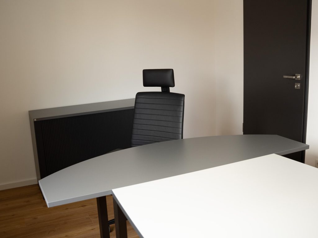 Chefzimmer mit geschwungenem Schreibtisch und Sideboard – Schreinerei Niederreiter