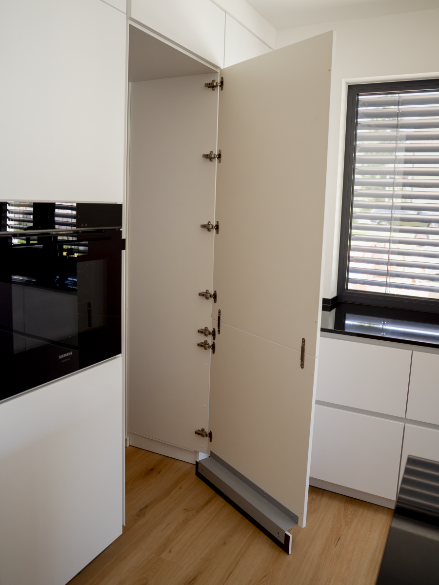 Offene L-Küche mit Insel und Speißtüre – Bild 3