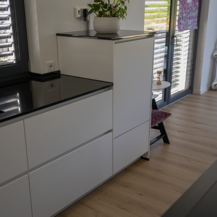 Offene L-Küche mit Insel und Speißtüre – Bild 5