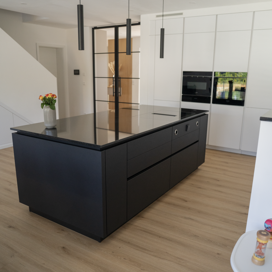 Offene L-Küche mit Insel und Speißtüre – Bild 6